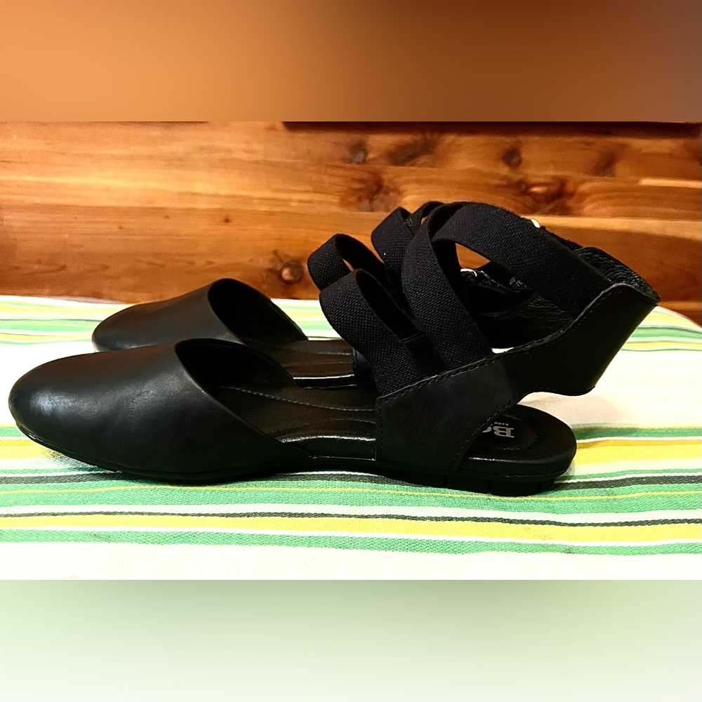 NIB Dead stock Born Black Leather Ankle Strap Almond Toe Flats Size 6M F37403